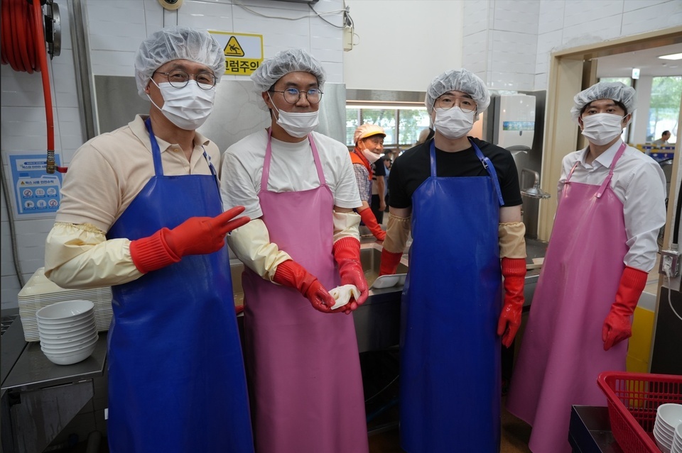 ▲ 학생과 교직원이 함께하는 한세대학교 사회봉사센터는 군포시노인복지관에서 배식 및 설거지 봉사활동을 펼쳤다. 오는 12월까지 매월 넷째 주 월요일마다 정기적인 경로식당 봉사활동을 전개한다. /사진제공=한세대학교