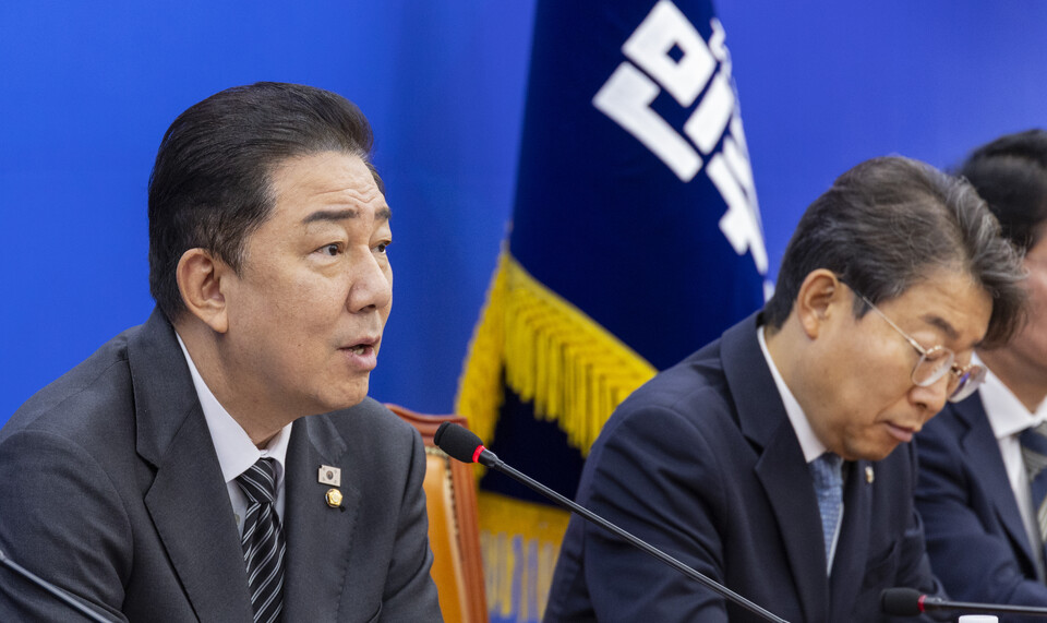 ▲ 더불어민주당 김병기 원내대표가 23일 국회에서 열린 원내대책회의에서 정기국회 내 쟁점법안 처리 의지를 밝히고 있다. /연합뉴스