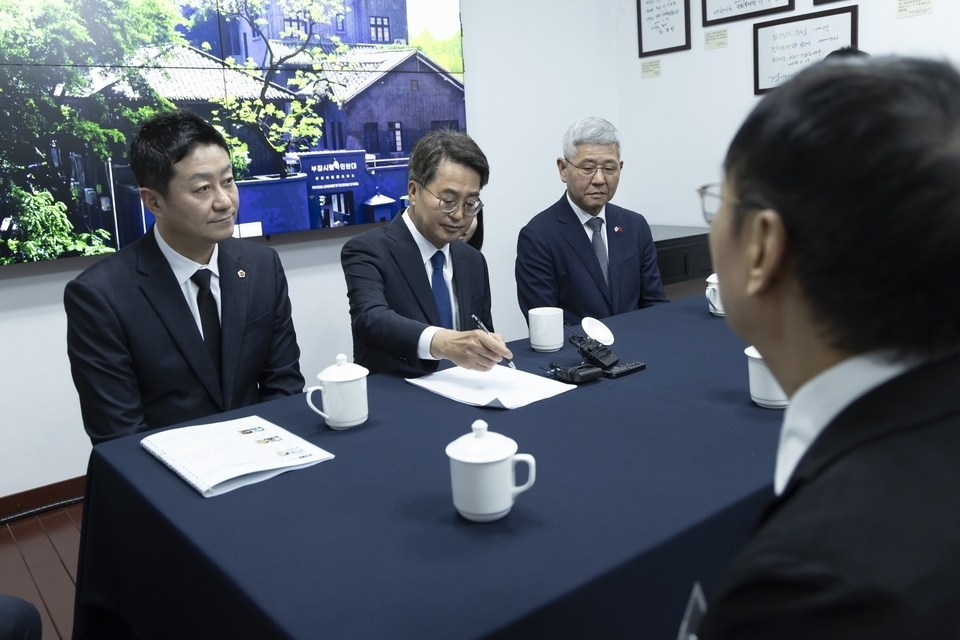 ▲ 김진경 의장(왼쪽 첫번째), 김동연 경기지사(왼쪽 두번째)가 독립유공자 후손 등과 간담회를 하고 있는 모습. /사진제공=경기도