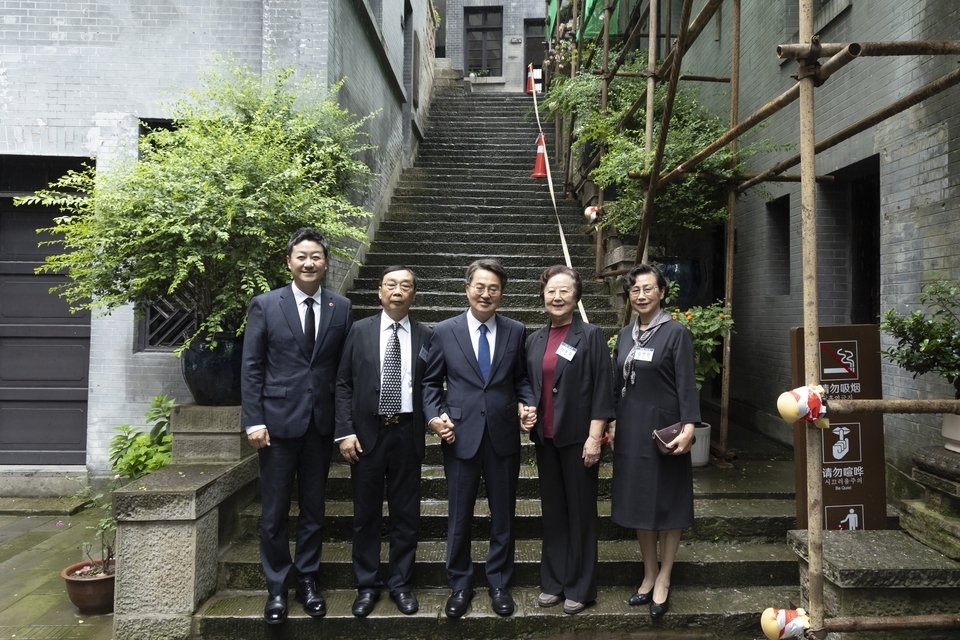 ▲ 김진경 의장(왼쪽 첫번째), 김동연 경기지사(왼쪽 세번째)가 독립유공자 후손 등을 만나 기념사진을 찍고 있다. /사진제공=경기도