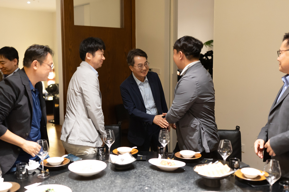 ▲ 김동연 경기지사가 지난 22일 중국 충칭 한 식당에서 AI 분야 기업인들을 만나고 있다. /사진제공=경기도