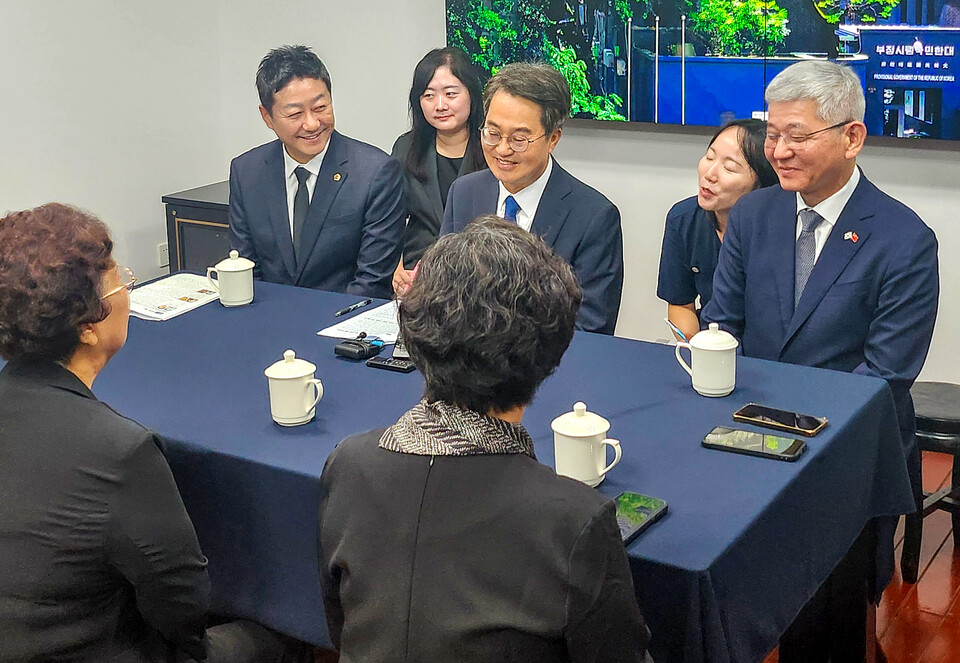 ▲ 김동연 경기지사와 김진경 도의회 의장이 23일 충칭시 임시정부 청사를 찾아 독립유공자 후손들과 간담회를 갖고 있다.