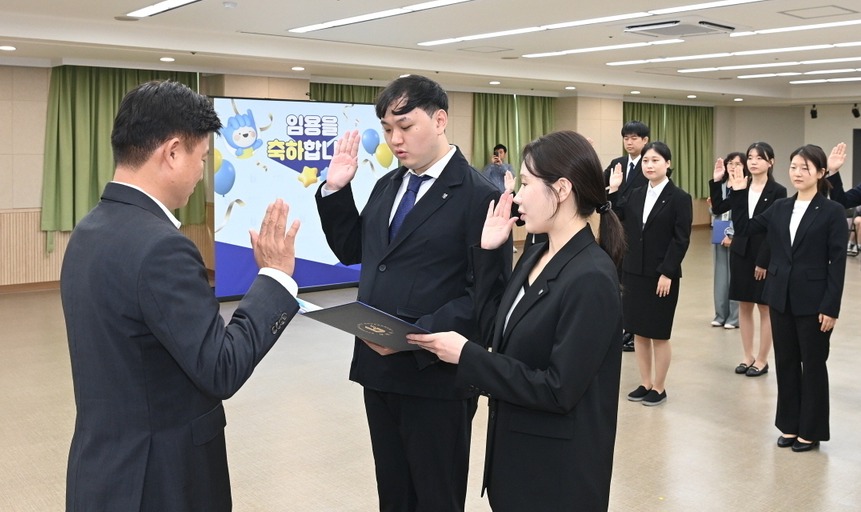 ▲ 부천시는 지난 23일 시청 소통마당에서 2025년 10월 1일자 인사발령에 따른 임용장 수여식을 열었다. 이날 행사에서 5급 승진자 2명과 신규 임용자 16명이 임용장을 받았다. 승진자는 직원복지과 후생복지팀장 박미경, 주차지도과 주차행정팀장 이순임 등 2명이다. 신규 임용자는 행정직 8명, 세무직 2명, 공업직 1명, 환경직 1명, 시설직 6명 등 모두 18명이며, 그중 16명이 수여식에 참석했다. 행사에서는 신규 공무원 대표가 선서문을 낭독하며 공직자로서의 자세와 시민 봉사 의지를 다졌다. 이어 조용익 부천시장은 신임 공직자들에게 사명감을 갖고 행정에 임해줄 것을 당부했다. 조 시장은 임용장과 함께 청렴 지침서 ‘신 목민심서’를 전달하며 “청렴은 공직자가 반드시 지켜야 할 기본”이라고 강조했다. 사진은 부천시 신규 공무원 대표가 임용식에서 선서문을 낭독하고 있다. /부천=김용권 기자 kyk5109@inchenilbo.com·/사진제공=부천시