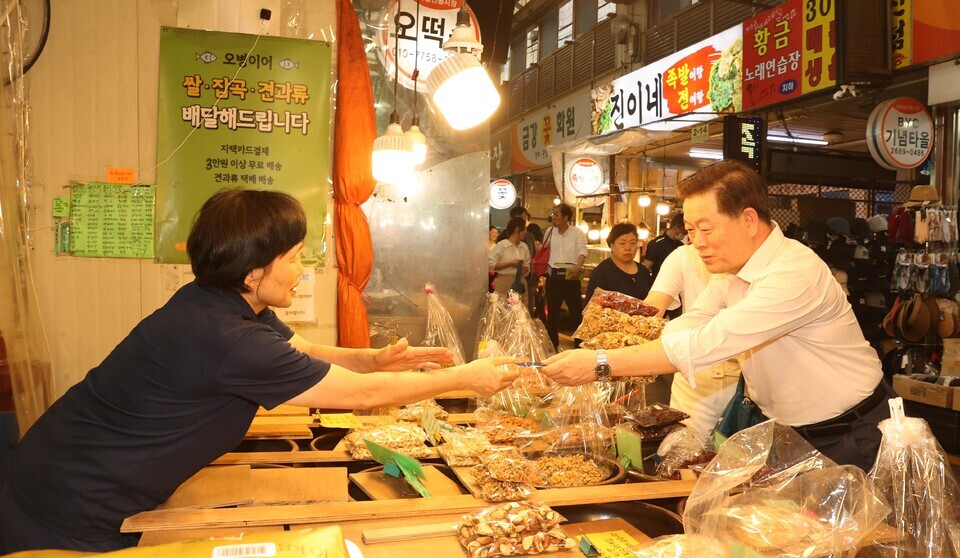 ▲ 광명시가 다음달 3일부터 9일까지 7일간 ‘추석 연휴 종합대책’을 시행한다. 시는 이 기간 총괄반, 재해·재난대책반, 교통대책반, 보건의료반, 청소대책반 등 11개 대응반에 230여 명의 인력을 투입해 신속한 대응체계를 구축할 계획이다. 시는 추석 연휴 동안 응급상황에 대비해 응급·당직의료기관과 휴일지킴이약국을 운영하며, 비상진료대책 상황실을 통해 응급 의료시설 이용 불편을 최소화할 예정이다. 응급 진료가 가능한 의료기관과 약국은 광명시 누리집(gm.go.kr)에서 확인 할 수 있다. 또한, 재난안전대책본부 비상근무체제를 가동해 각종 재난 상황에 대응할 준비를 마쳤다. 누수나 파손이 발생하면 수도과 누수복구센터(02-2680-6280)로 신고하면 된다. 노외주차장 10개소, 노상공영주차장 8개소, 부설주차장 2개소는 추석 연휴 기간에도 운영한다. 연휴 기간 생활 쓰레기는 3일, 4일, 7일, 9일 오후 8시와 다음 날 오전 6시 사이에 배출할 수 있다. 사진은 박승원 광명시장이 재래시장에서 물건을 사는 모습. /광명=김영래 기자 yrk@incheonilbo.com·/인천일보 DB