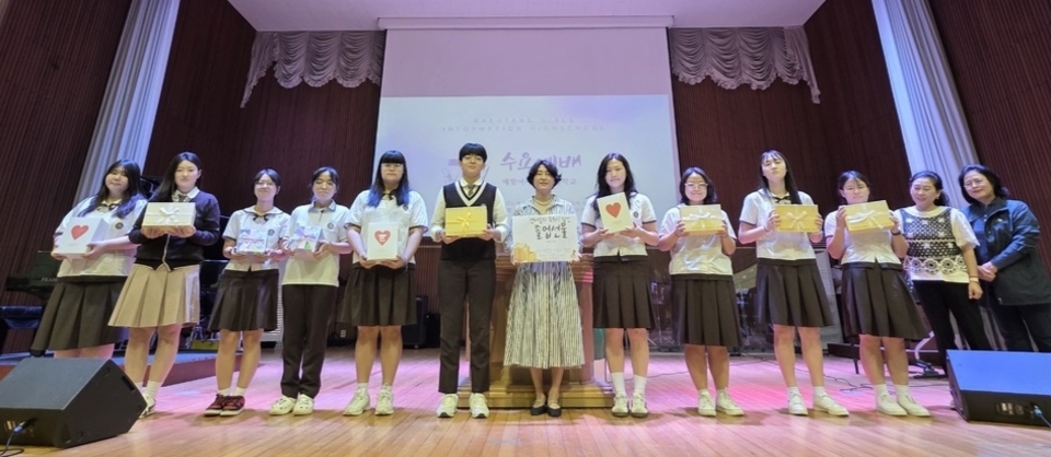 ▲ 매향총동문회가 최근 모교 매향여자정보고등학교 학생들을 위해 기부받은 도서 1000여권을 학교에 전달했다./사진제공=매향총동문회