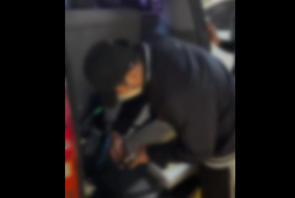 ▲ KT 휴대폰 부정결제 사건 피의자 A씨가 범행 장비를 직접 차량에 설치 시연 중인 모습./사진제공=경기남부경찰청