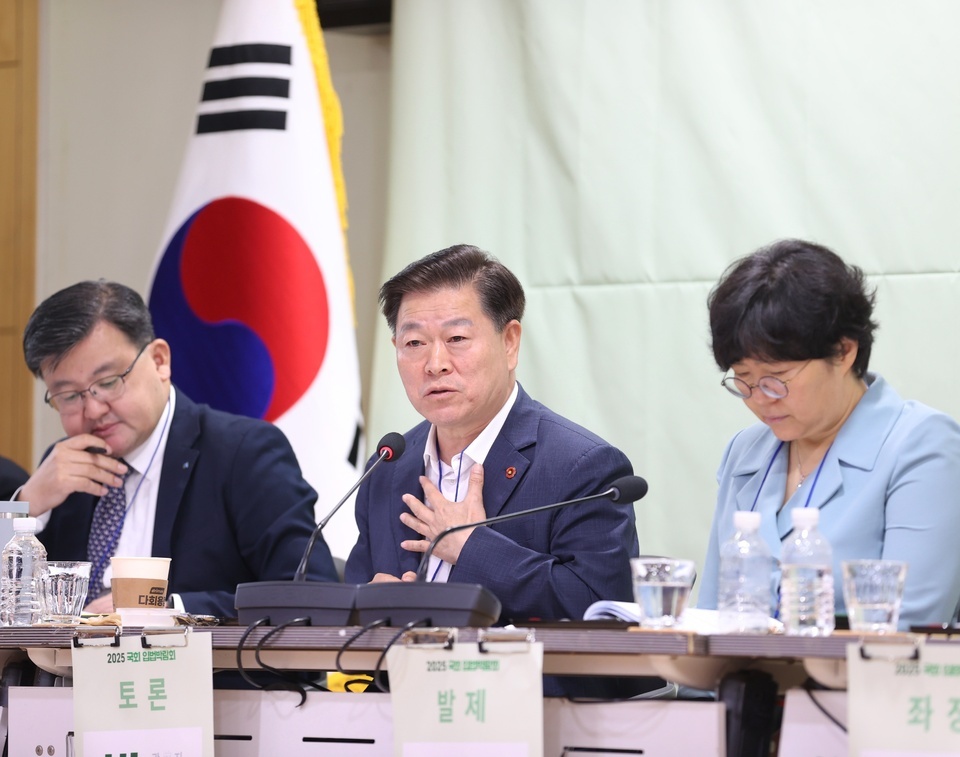 ▲ 박승원 광명시장이 지난 24일 국회예산정책처에서 기후위기에 대해 발언하고 있다. /사진제공=광명시