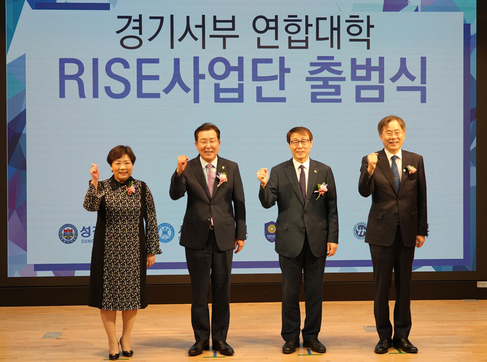 ▲ 경기서부 연합대학 RISE사업단 출범식이 성결대 학술정보관 6층 야립국제회의실에서 열렸다. 출범식에서 정희석 성결대 총장의 환영사에 이어 황덕형 서울신대 총장, 장광수 안양대 총장, 백인자(왼쪽) 한세대 총장의 축사와 성결대 라휘문 RISE사업단장의 연합대학 RISE사업단 비전 및 추진 방향 등이 발표됐다. 공동선언문 낭독도 진행됐다. /사진제공=한세대학교