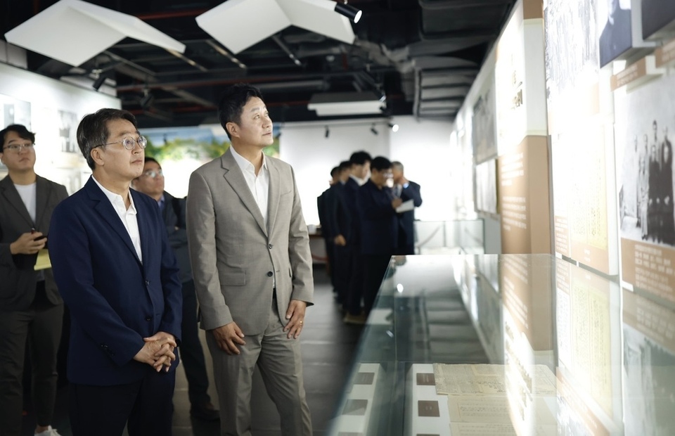 ▲ 중국을 순방 중인 김동연 경기지사, 김진경 도의회 의장을 비롯한 경기도대표단이 한국광복군 총사령부를 찾은 모습.