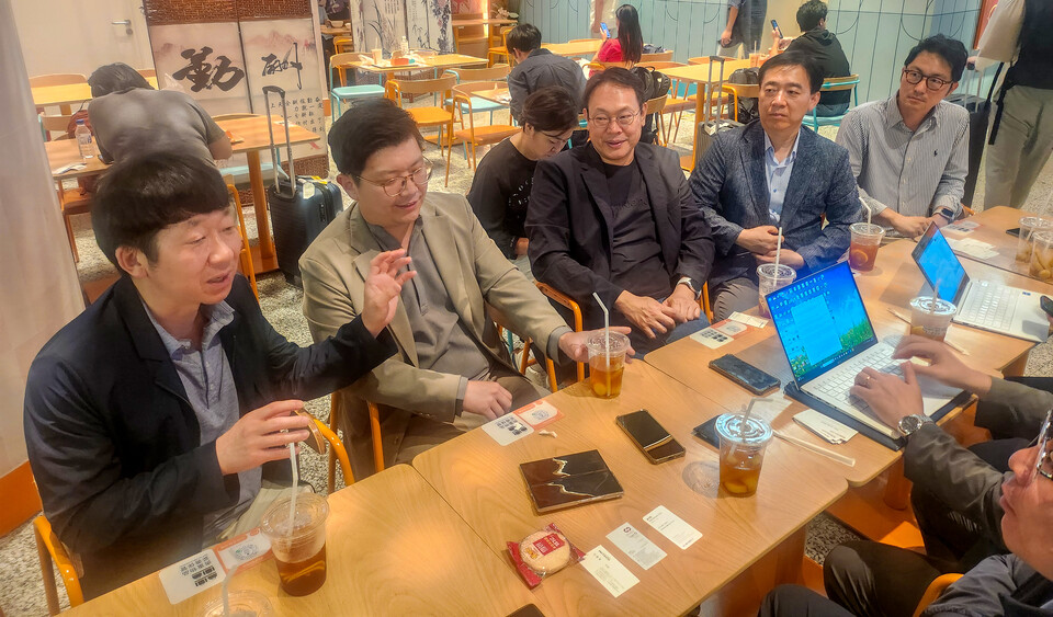 ▲ 25일 김동연 경기지사와 함께 중국 경기도대표단으로 모인 ‘경기도 AI 리더스’ 기업인들이 소감 등을 전하고 있다. /사진제공=경기도