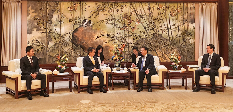 ▲ 김동연 경기지사가 25일 상하이시정부에서 궁정(龔正) 시장과 ‘경기도-상하이시 우호협력 업무협약(MOU)에 관해 논의하고 있다. /사진제공=경기도