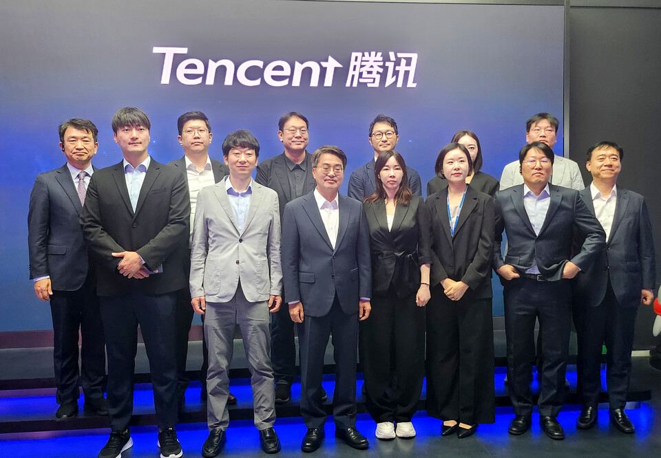 ▲ 김동연 경기지사와 기업인들이 중국 AI기업인 텐센트 상하이지사를 방문했다.