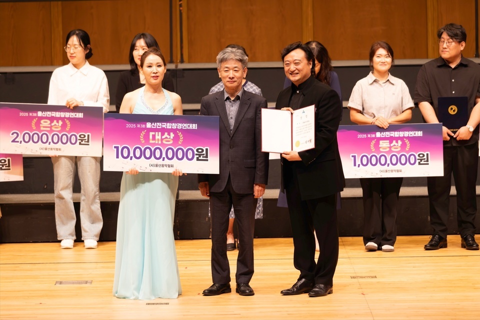 ▲ 한세대학교 동문이 (사)한국음악협회 울산광역시지회(지회장 배수완)가 주최하고 울산문화예술회관 대공연장에서 지난 19일부터 20일까지 열린 ‘제3회 울산전국합창경연대회’에서 각각 대상, 금상, 동상을 수상했다. /사진제공=한세대학교