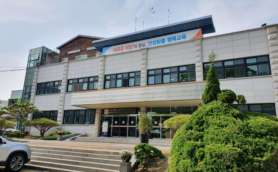 ▲ 안성교육지원청은 지난 7월 (가칭)공도1초중통합운영학교 신축공사 착공에 들어갔다고 26일 밝혔다. 공도읍 승두리에 위치한 (가칭)공도1초중통합운영학교는 43학급 규모로(초등학교 16학급, 중학급 25학급, 특수학급 2학급) 공도지역 초·중학교 과대·과밀 문제를 해소하기 설립 추진됐다. 학생과 지역이 함께 활용할 수 있는 도서관과 평생학습관 등을 포함한 안성 최초 학교복합시설로 건립된다. 애초 2026년 개교 예정이었으나 학교용지 기부채납 등 토지 확보 문제로 인해 착공이 지연되어 경기도안성교육지원청학교설립계획심의위원회 심의를 통해 2027년 3월로 개교 시기가 변경됐다. 이정우 교육장은 “(가칭)공도1초중통합운영학교 설립이 차질 없이 진행될 수 있도록 최선을 다하겠다”고 말했다./안성=이명종 기자 lmj@incheonilbo.com·/사진제공=안성교육청