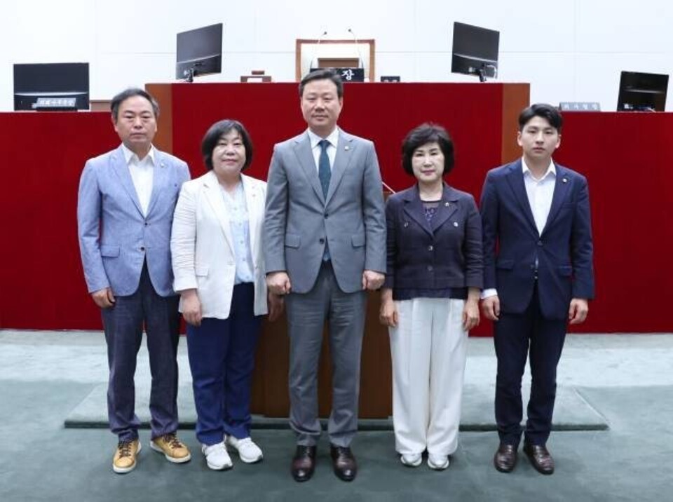 ▲ 성남시의회 더불어민주당의원협의회 대표단. 왼쪽부터 조우현·성해련·이준배·전연화·김윤환 의원. /사진제공=성남시의회 더불어민주당