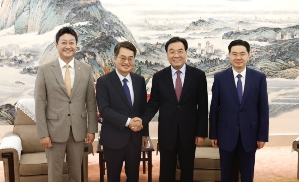 ▲ 중국을 방문 중인 김동연 경기지사와 김진경 도의회 의장이 26일 마지막 일정으로 장쑤성 당위원회를 찾아 신창싱 당서기 등 지도부와 면담한 뒤 기념촬영을 하고 있다. /사진제공=경기도