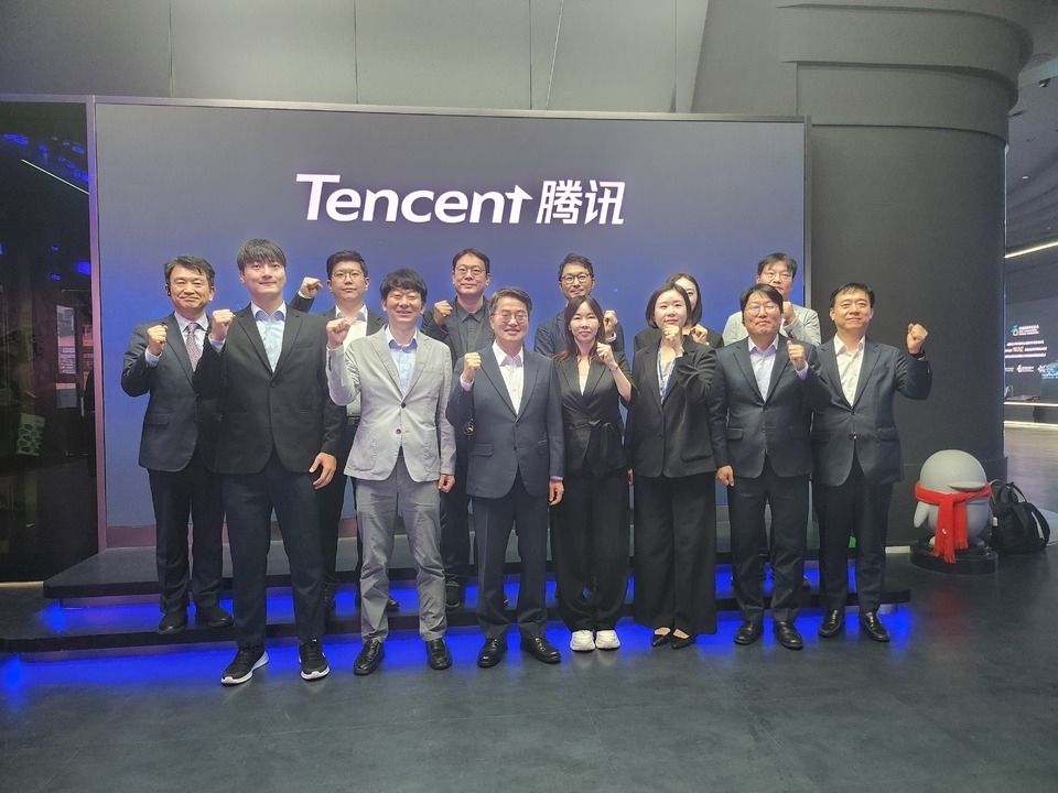 ▲ 김동연 경기지사와 경기 AI 리더스 기업인들이 중국 상하이 빅테크 기업인 텐센트를 찾아 글로벌 협력형 AI체계 구축 방안 등을 논의한 뒤 기념사진을 찍고 있다.