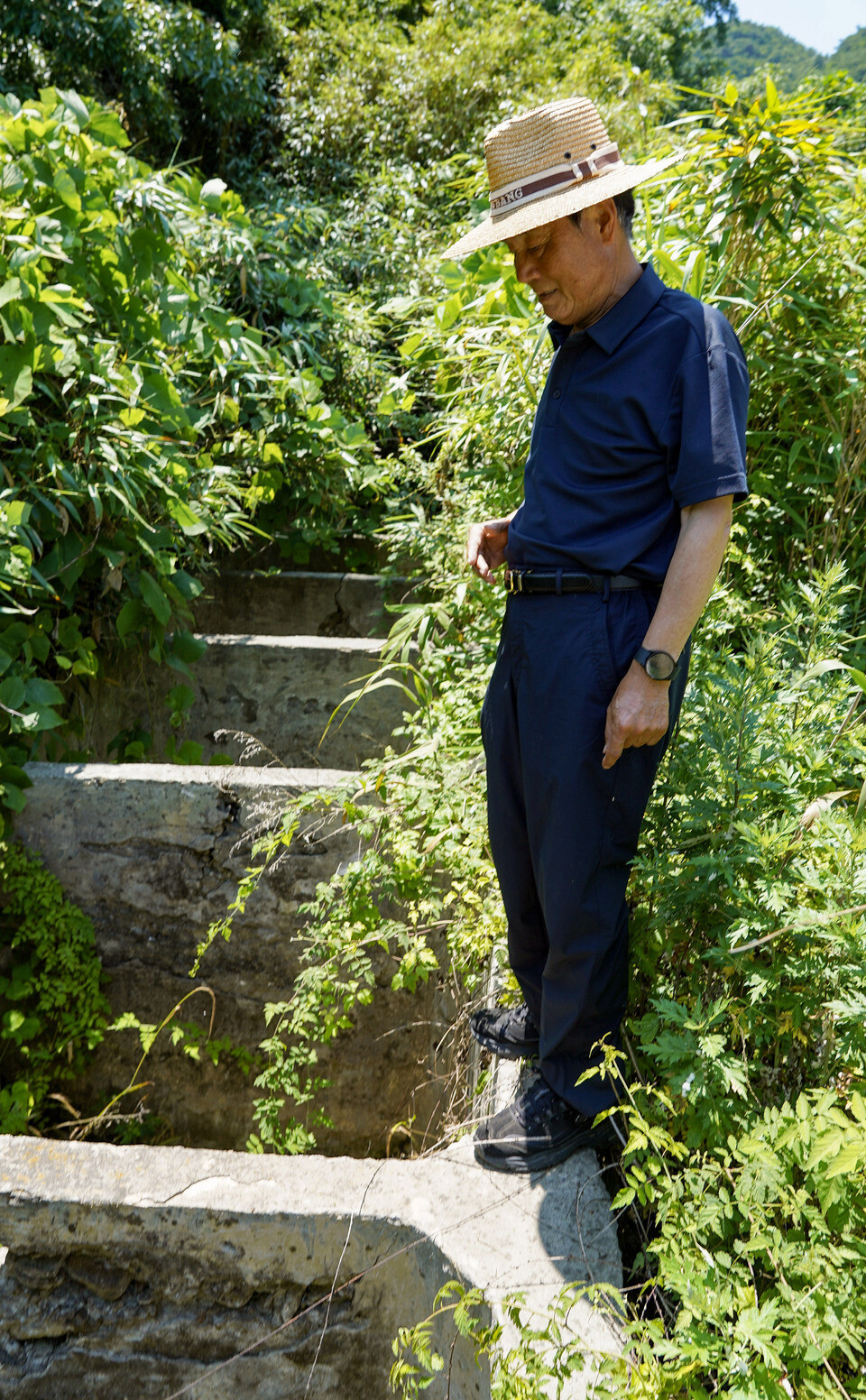 ▲ 지난 7월 11일 인천 옹진군 덕적면 문갑리 한월리 해변 인근 새우젓 저장고 ‘항고’ 위에 선 이충환 문갑리 이장. 그는 “이곳에선 새우가 넘쳐났고, 어선당 독 저장고만 두세 칸씩 있었다”며 1950년대 새우파시의 풍경을 설명했다. /조연우 인턴기자 bonun@incheonilbo.com