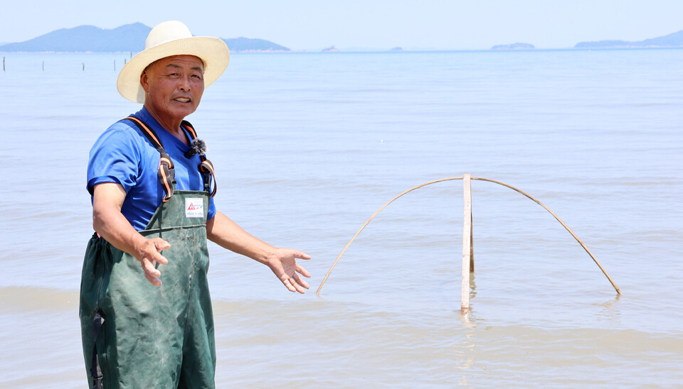 ▲ 지난 7월 11일 인천 옹진군 덕적면 문갑리에서 김훈기 어촌계장이 사닥 틀을 이용한 어법을 설명하고 있다. /이재민 기자 leejm@incheonilbo.com
