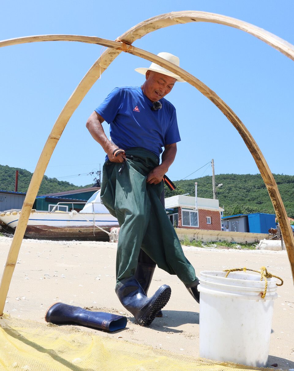 ▲ 지난 7월 11일 인천 옹진군 덕적면 문갑리에서 김훈기 어촌계장이 사닥 틀 시연을 위해 준비를 하고 있다. /이재민 기자 leejm@incheonilbo.com