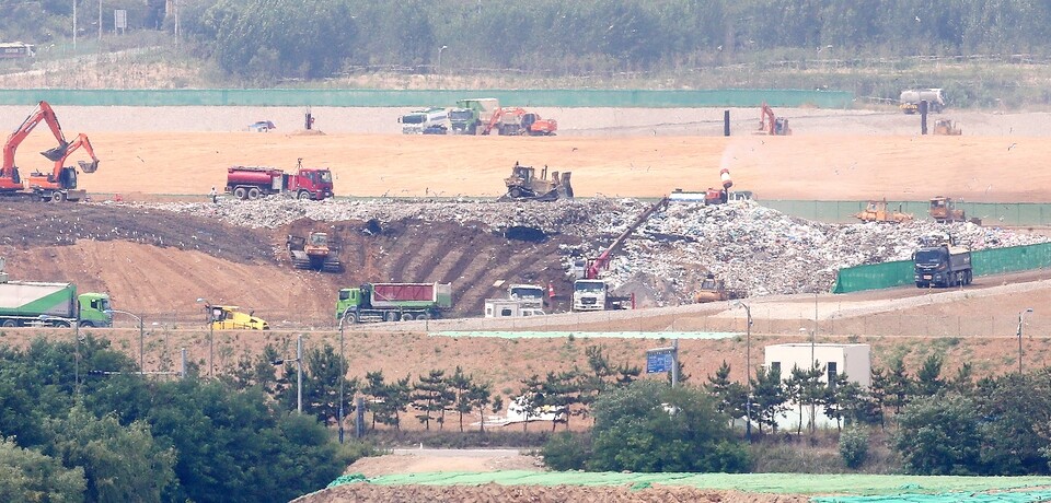 ▲ 인천 서구 수도권매립지에서 폐기물 매립 작업이 진행되고 있다. /사진제공=인천시