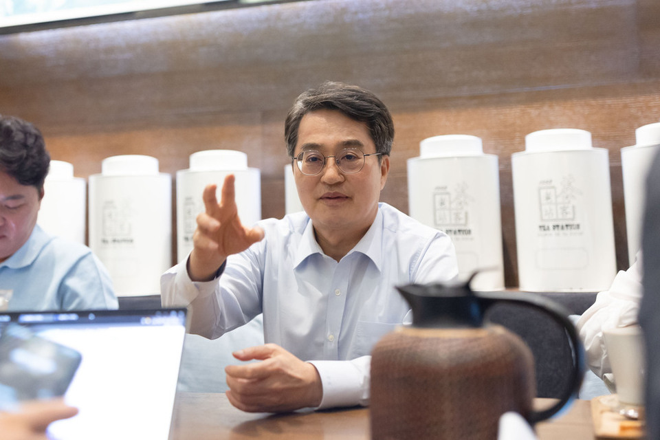 ▲ 김동연 경기지사가 27일(현지 시간) 중국 장쑤성 난징 한 호텔 커피숍에서 경기도대표단에 동행한 기자들과 인터뷰를 하고 있다. /사진제공=경기도