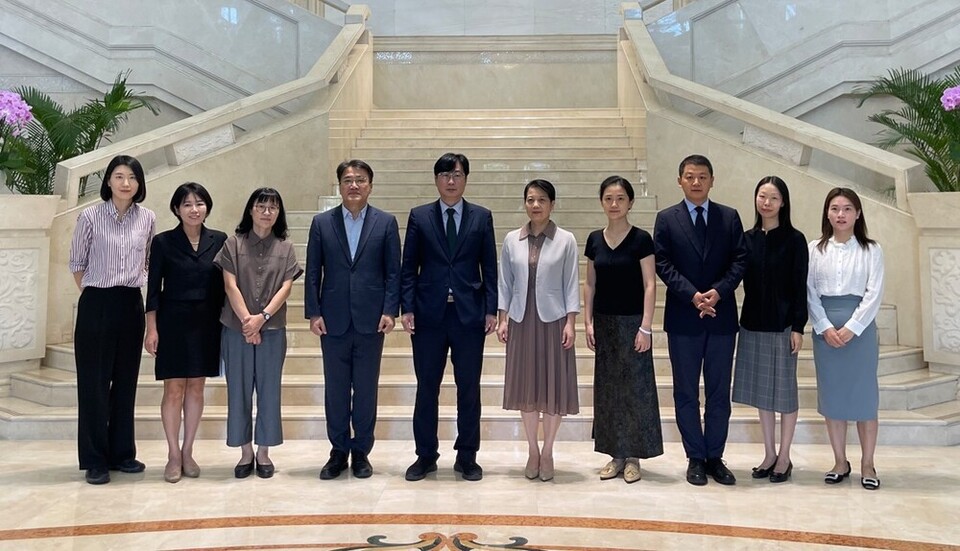 ▲ 경기도·중국 충칭시 간 우호협력 업무협약(MOU)의 실무를 책임진 박근균(왼쪽에서 다섯 번째) 도 국제협력국장과 박운본(왼쪽에서 네 번째) 충칭GBC 소장이 충칭시 실무자들과 기념사진을 찍고 있다. /사진제공=경기도