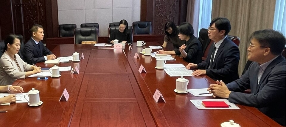 ▲ 경기도·중국 충칭시 간 우호협력 업무협약(MOU)의 실무를 책임진 박근균(오른쪽에서 두 번째) 도 국제협력국장과 박운본(맨오른쪽) 충칭GBC 소장이 충칭시 실무자들과 실질적 교류협력 방안 등에 대해 의견을 주고 받고 있다.