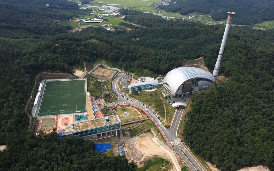 ▲ 이천시가 하남시·여주시·양평군과 공동 추진 중인 ‘동부권 광역자원회수시설 증설사업’이 환경부 총사업비 승인을 받으며 본궤도에 오른다. 인천일보 취재에 따르면 환경부는 지난 22일 이번 사업 총사업비를 1103억3300만원으로 확정해 이천시에 통보했다. 이는 당초 계획보다 크게 확대된 규모로, 이천시가 기획재정부와 환경부에 사업비 조정을 신청한 끝에 사업 필요성과 지역 여건이 반영된 결과다. 현재 하루 300톤 규모로 운영 중인 기존 시설에 더해 하루 200톤 처리용량의 자원회수시설을 새로 짓게 된다. 2029년 가동을 목표로 기본·실시설계와 시공사 선정 등이 순차 진행된다. 사진은 동부권 광역자원회수시설. /이천=홍성용기자 syh224@incheonilbo.com·/사진제공=이천시