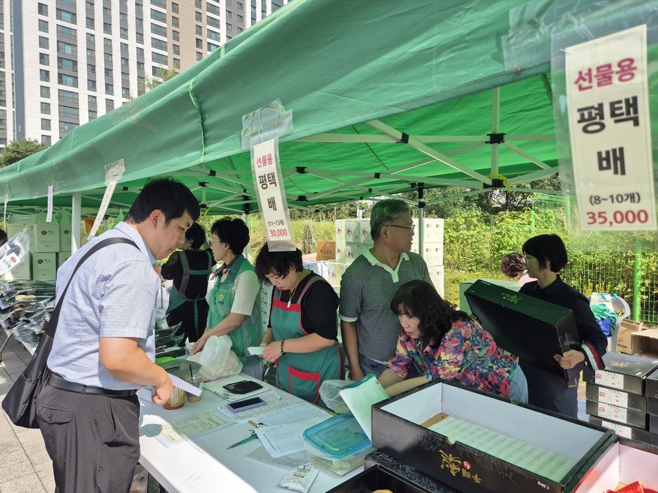 ▲ 평택시 동삭동 새마을 부녀회와 새마을지도자가 함께하는 ‘사랑 나눔 바자회’가 동삭동 행정복지센터 앞에서 주민들의 호응 속에 성황리에 열렸다. 이날 바자회에는 평택 배, 부녀회에서 직접 담근 김치, 전통한과 등이 판매됐으며, 수익금 일부는 추석을 맞아 주위의 소외된 이웃을 위해 쓰여진다. 행사에는 권봉미 동장과 김명숙·최준구 시의원, 윤정선 부녀회장, 김석구 지도자 회장, 회원과 주민 등이 함께했다. 사진은 동삭동 사랑 나눔 바자회 모습. /평택=글·사진 오원석 기자 wonsheok5@incheonilbo.com