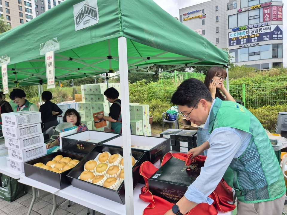 ▲ 특히 이날 최준구 시의원은 오전부터 일일 봉사를 자처하며 배 포장과 판매를 담당하며 눈길을 끌었다. 최준구 의원은 ”행사에 물질적인 도움은 줄 수 없으나 몸소 봉사를 실천하며 주민과 호흡할 수 있어 너무 뿌듯하고 행복하다“고 했다. 권봉미 동장은 ”오는 행사를 준비한 새마을 부녀회와 지도자들에 깊은 감사를 드린다“며 ”언제나 주민과 함께하는 동삭동이 되도록 노력하겠다“고 말했다. 사진은 바자회에서 최준구 시의원이 배 포장을 하고 있다. /평택=글·사진 오원석 기자 wonsheok5@incheonilbo.com