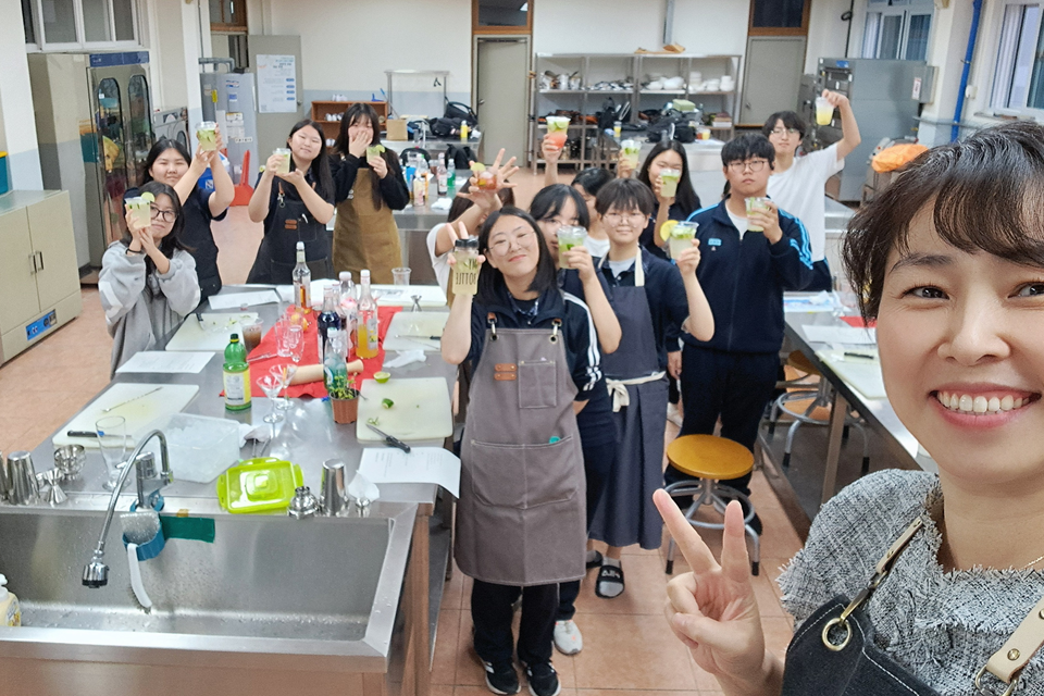 ▲ 광주중앙고-지역 협력 행사에서 강사와 학생들이 기념사진을 찍고 있다. /사진제공=광주중앙고등학교