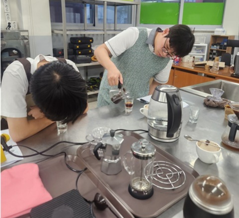 ▲ '음료 문화와 창업 실습'에서 학생들이 커피를 내리고 있다. /사진제공=광주중앙고등학교