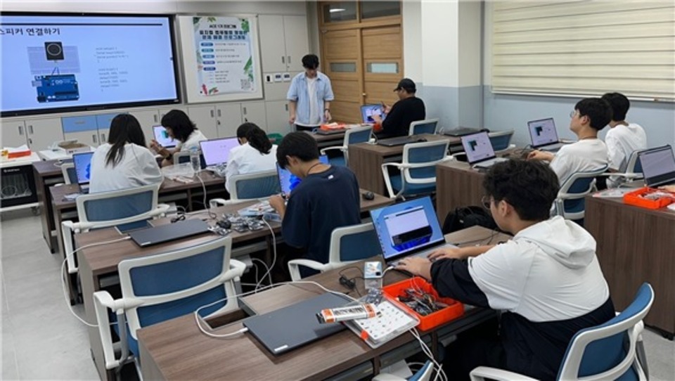 ▲ 지난 8월 진행된 '사이언스 테크랩(Science Tech Lab)'에서 학생들이 코딩을 하고 있다. /사진제공=광주중앙고등학교