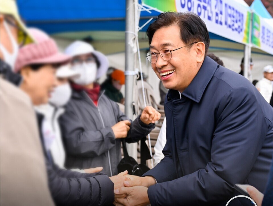 ▲ 지역 주민들과 인사를 나누는 전진선 양평군수. /사진제공=양평군