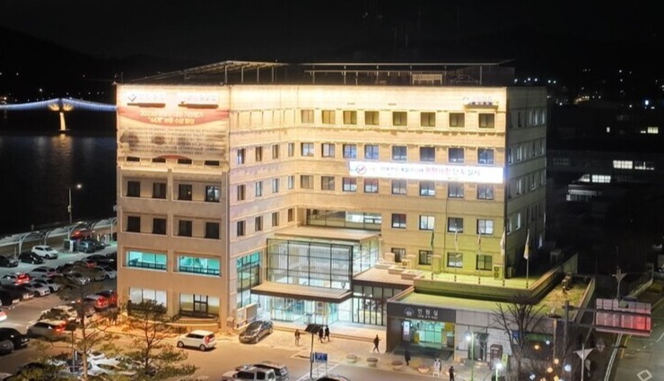 ▲ 양평군청사 야경. /사진제공=양평군