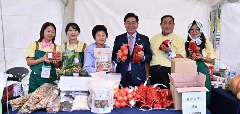 ▲ 전진선(오른쪽에서 세 번째) 양평군수 등이 친환경농업인 전국대회 로컬푸드 판매 부스에서 기념사진을 찍고 있다. /사진제공=양평군