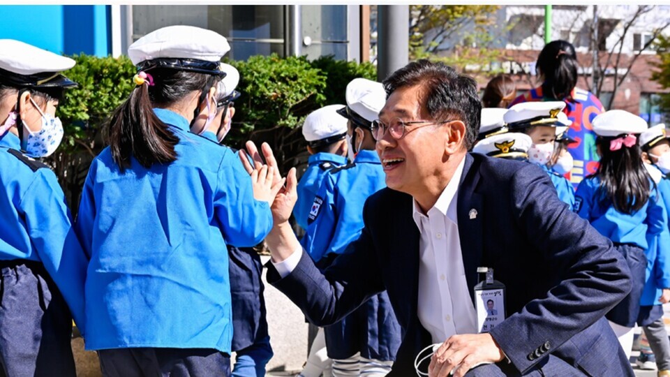 ▲ 지난해 양평군이 환경부로부터 환경교육도시로 지정됐다. 지역 내 어린이들과 반갑게 손인사를 하는 전진선 양평군수. /사진제공=양평군