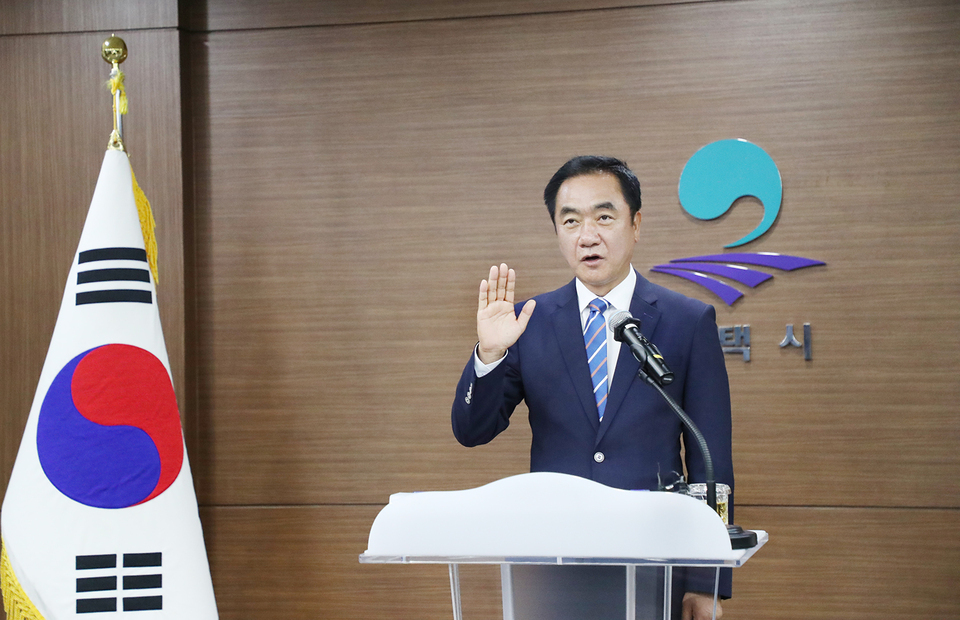 ▲ 정장선 평택시장이 지난 2018년 평택시장 취임선서를 하고 있다. /사진제공=평택시