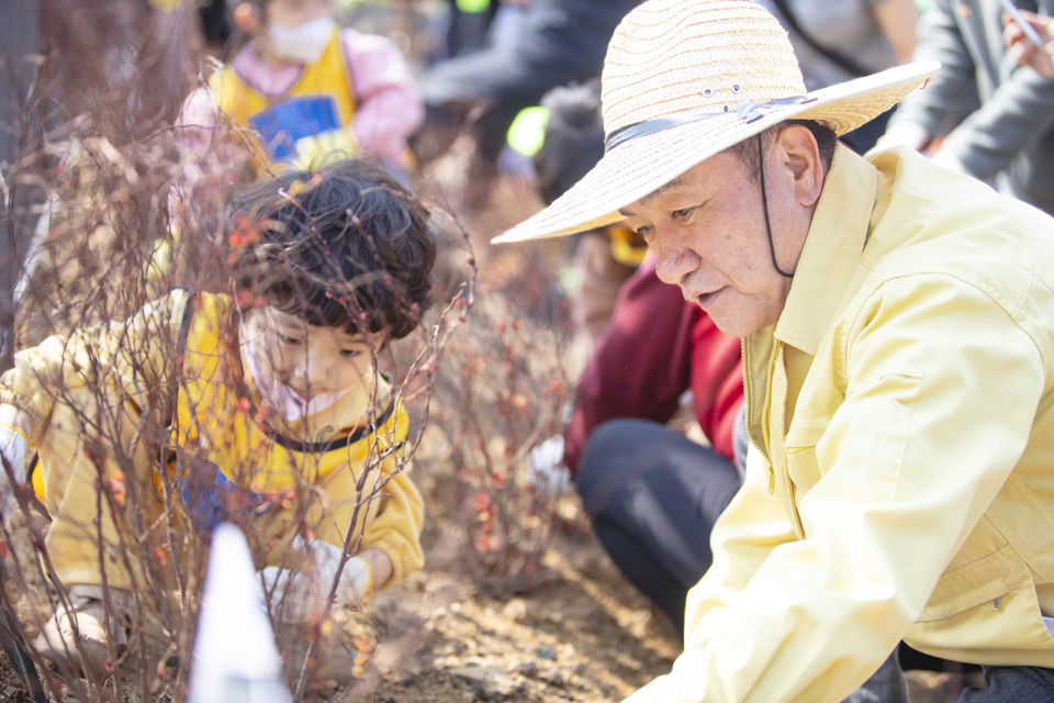 ▲ 정장선 평택시장이 식목일을 맞아 어린이들과 나무를 심고 있다. /사진제공=평택시