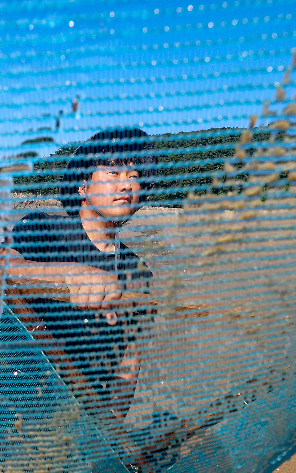 ▲ 지난 10일 인천 옹진군 대이작도에서 김민욱(32) 청년회장이 곤쟁이 잡이용 그물을 살펴보고 있다. /인천일보