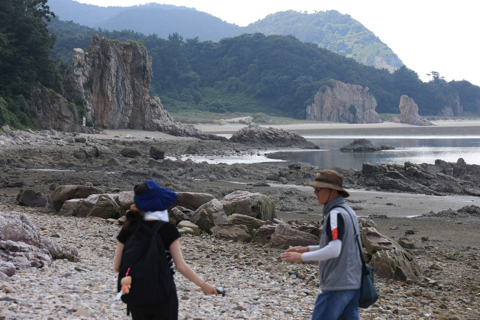 ▲ 한때 바닷물에 잠겨 있던 농여~미아해변 구간이 지금은 모래가 쌓이며 걸어서 이동할 수 있는 지질명소로 바뀌었다. /인천일보