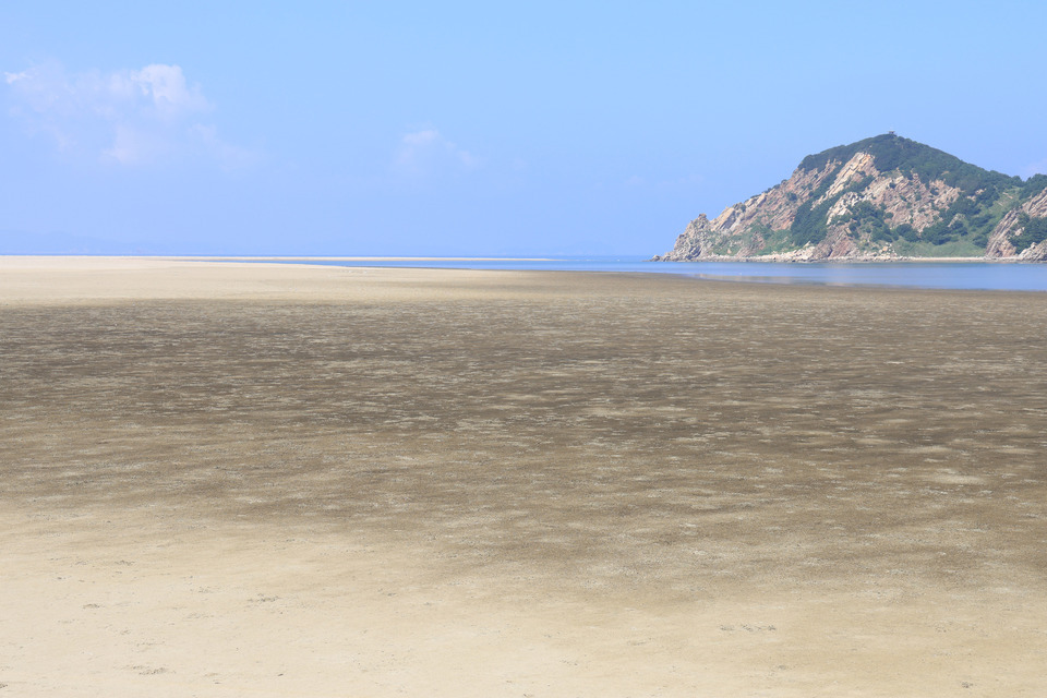 ▲ 대청도 농여해변 앞에 형성된 풀등이 썰물에 모습을 드러냈다. /인천일보