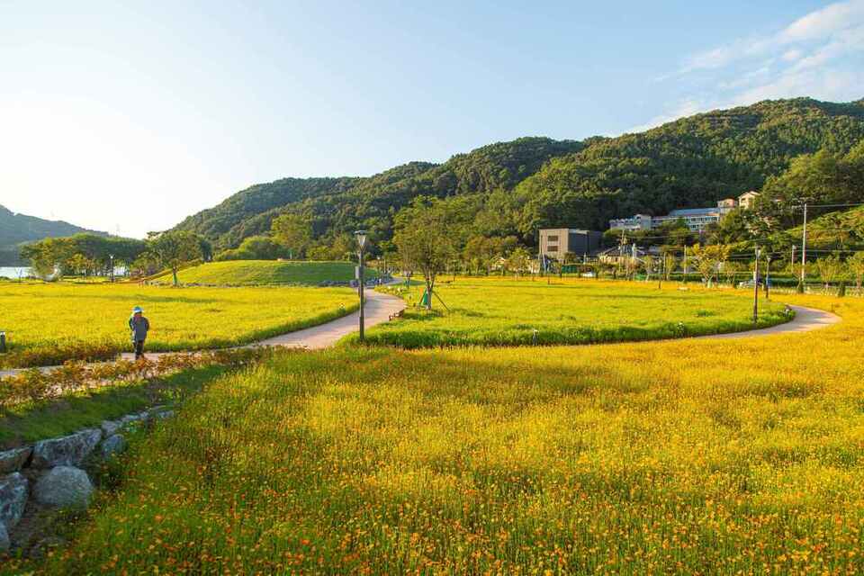 ▲ 안성 금광호수 수석정 수변화원 /사진제공=경기관광공사