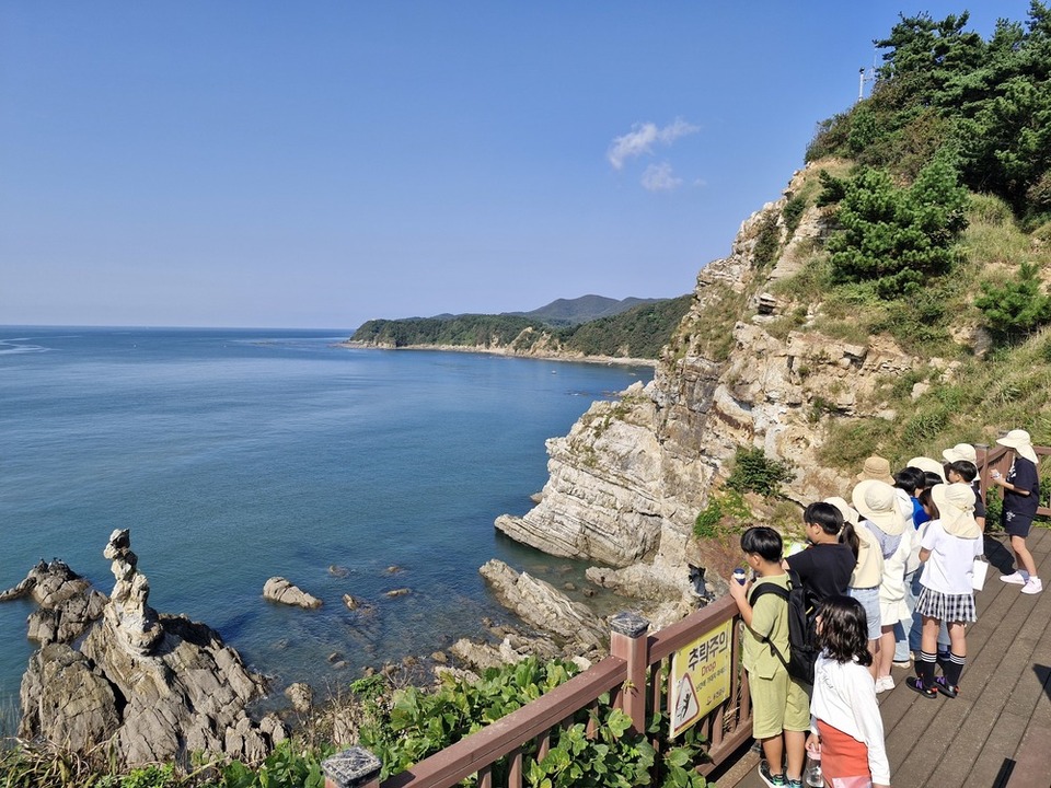  ▲ 인천 옹진군 백령도 용틀임바위 인근에서 백령초 학생들이 바위를 살펴보고 있다.   /사진제공=인천시