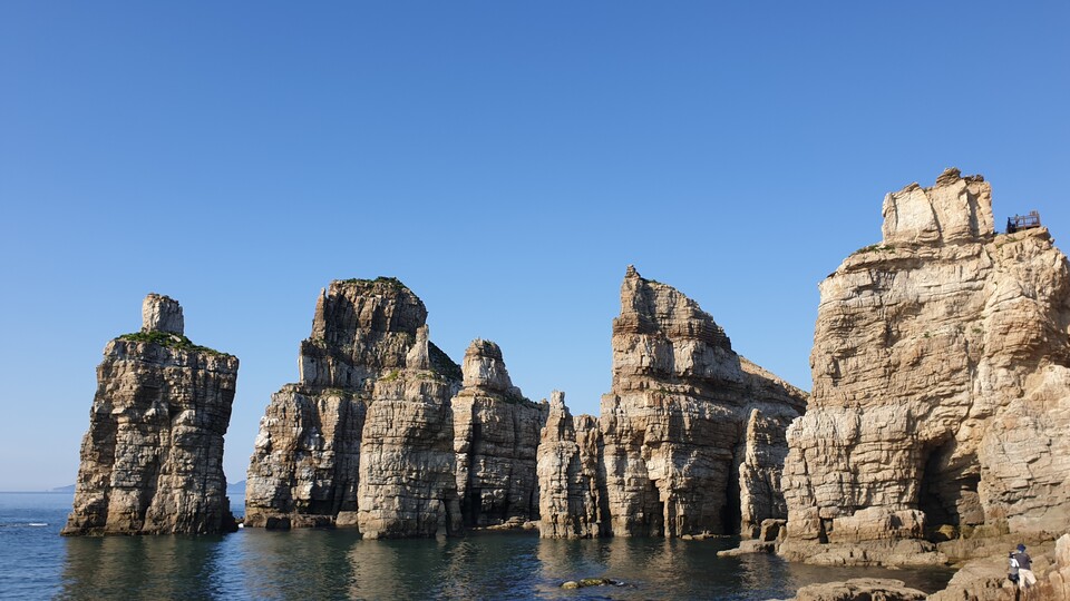 ▲ 인천 옹진군 백령도 두무진 전경. 두무진은 오랜 세월 파도와 비바람에 깎여 만들어진 높이 50m 내외 규암 절벽이다. /사진제공=인천시