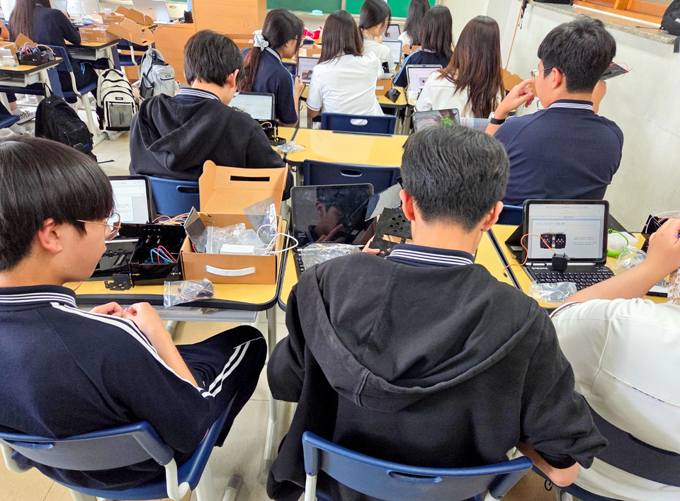 ▲ 서해고등학교 학생들이 주제융합 프로그램을 진행하고 있다. /사진제공=서해고등학교