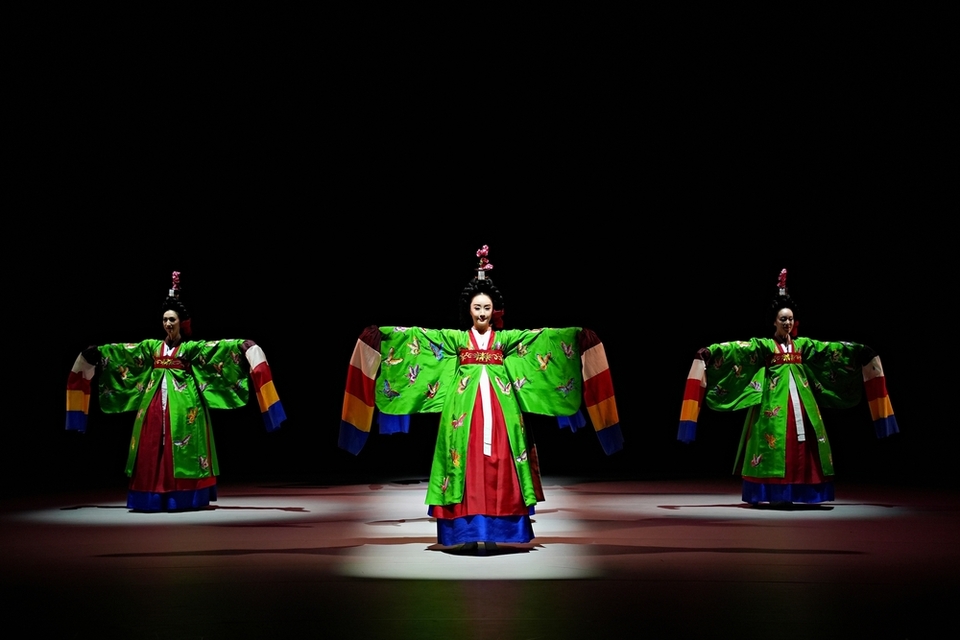 ▲ 실학박물관은 오는 11일 경기아트센터와의 협업으로 특별 공연 '춤 칸타타 '정조''를 공연한다. 사진은 경기도무용단 모습. 