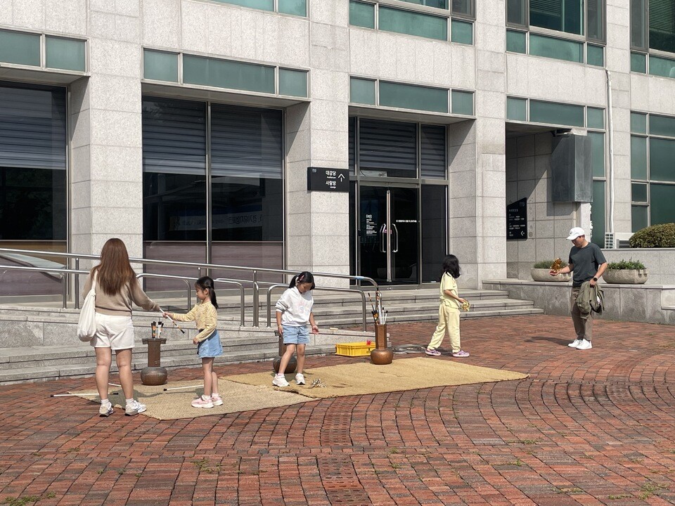 ▲ 경기도박물관이 추석을 맞아 민속놀이 체험 등을 진행한다. 사진은 투호놀이 모습/사진제공=경기문화재단