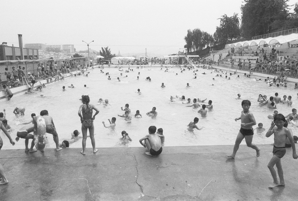 [그때 그 시절 인천, AI로 되살리다] ④ 여름엔 풀장, 겨울엔 눈썰매…아이들의 놀이 풍경